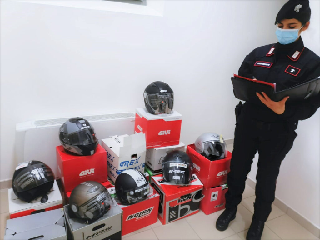 Tre moto rubate trovate in un garage di una pensionata: i Carabinieri cercano i proprietari