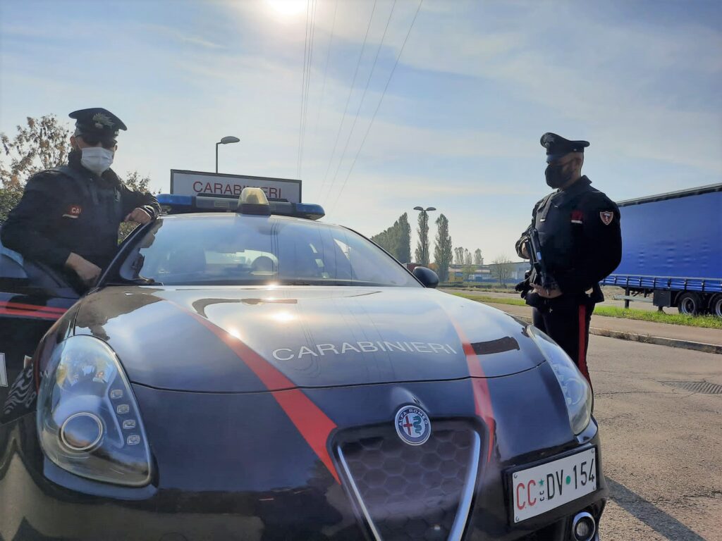 Per entrare in Italia ha viaggiato aggrappato alla cabina di un autocarro, rischiando la vita