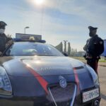 Per entrare in Italia ha viaggiato aggrappato alla cabina di un autocarro, rischiando la vita