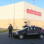 Tenta di rubare due prosciutti alla Coop