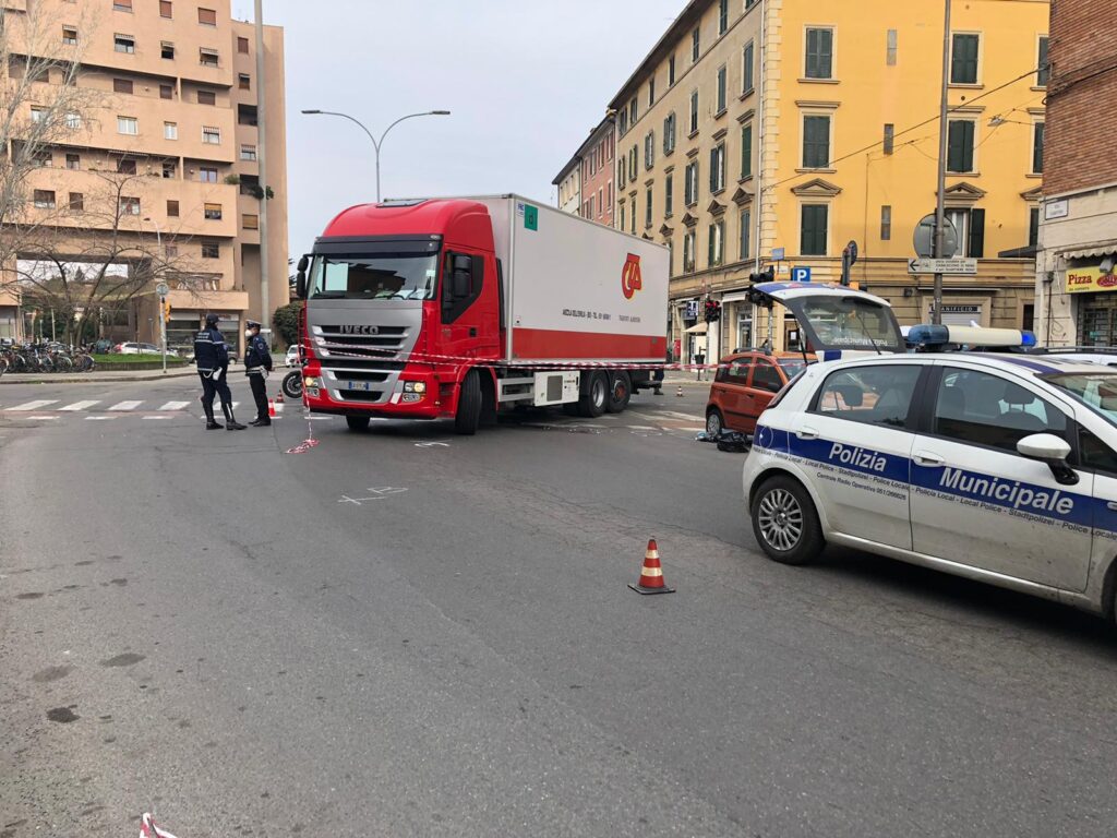 Anziana travolta in via Sabotino, gravissima