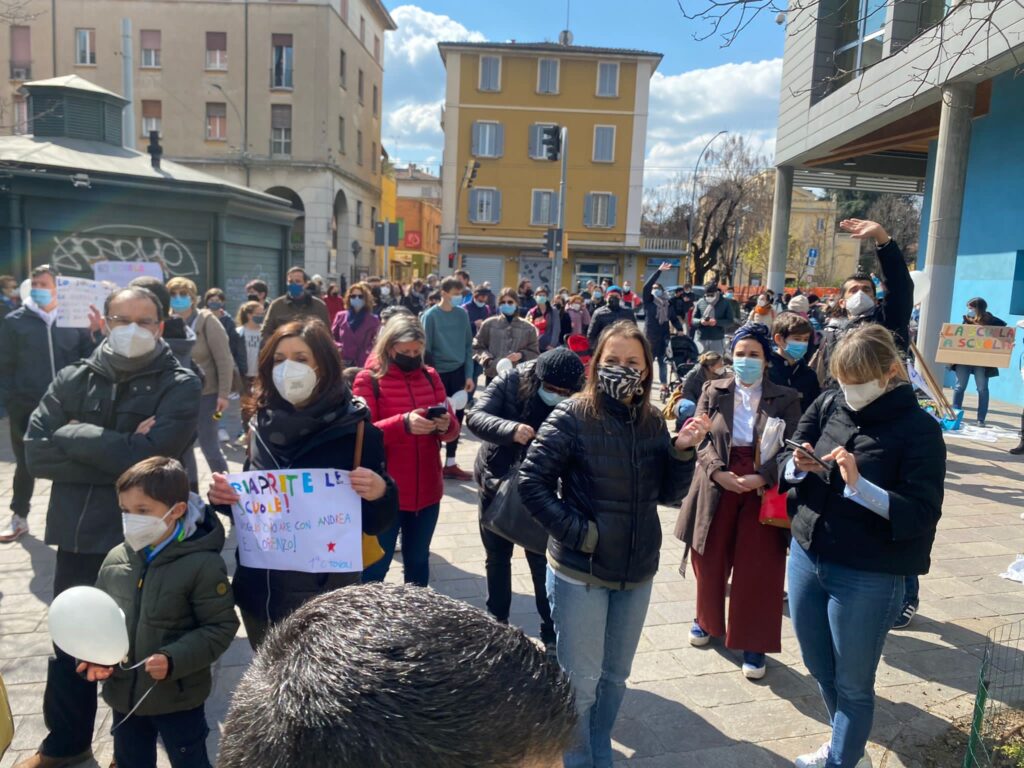 Protesta di genitori “No Dad” a Casalecchio di Reno