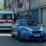 Picchia i poliziotti che vanno ad arrestarlo