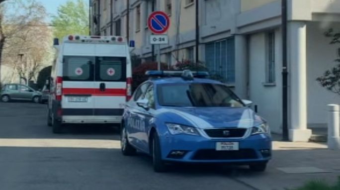Picchia i poliziotti che vanno ad arrestarlo