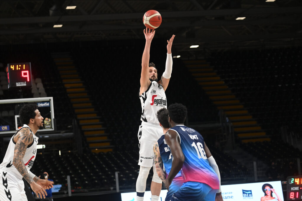 Il derby 110 alla Virtus, una tenace Fortitudo si arrende solo nel finale