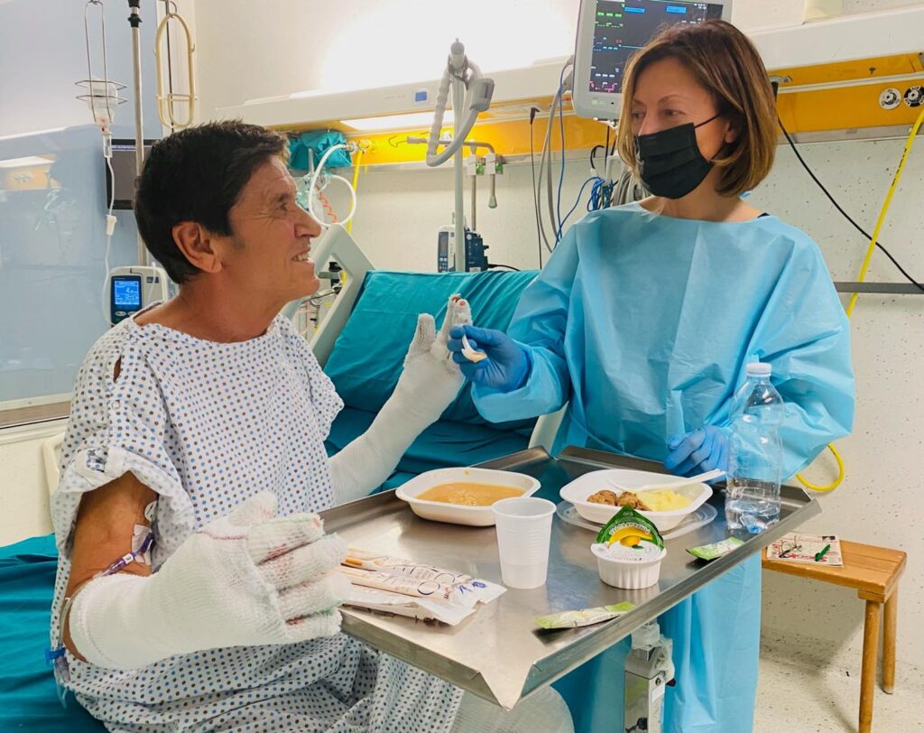 Foto di Gianni Morandi in ospedale con Anna, ma stavolta è polemica sui social