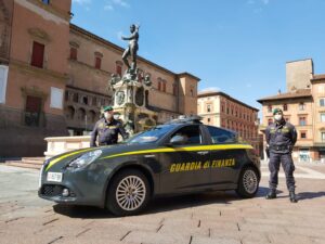 La Finanza sequestra beni di lusso comprati con soldi ‘sporchi’