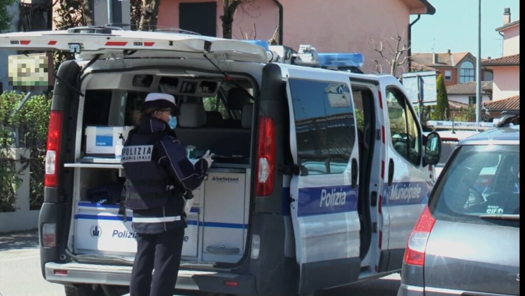 Senza patente né assicurazione si barrica nel camper