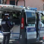 Senza patente né assicurazione si barrica nel camper