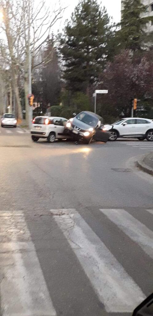La foto – Incastro di auto tra via Marco Emilio Lepido e via della Salute
