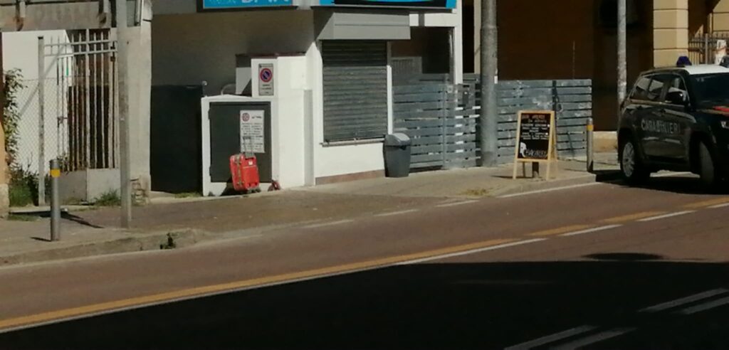 Allarme bomba in Via Massarenti: nel trolley solo abiti