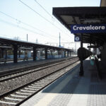 Si aggrappa a un treno per viaggiare senza biglietto