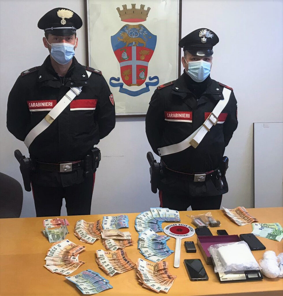 Ha in casa un chilo di ‘coca’ e tremila euro