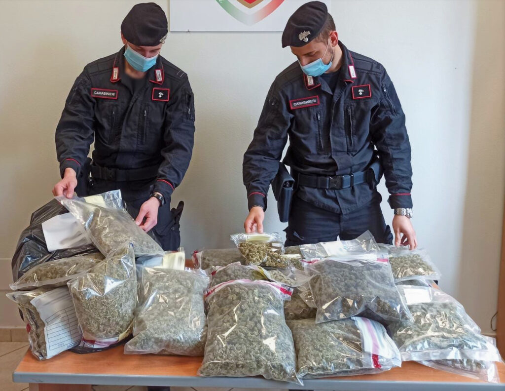 Marijuana ‘vera’ venduta insieme a cannabis light, due arresti