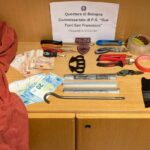 Manomette sportello bancomat e aggredisce agenti, arrestato