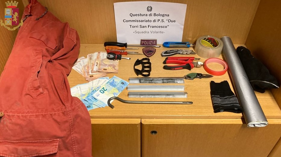 Manomette sportello bancomat e aggredisce agenti, arrestato