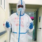 “Mamma ti voglio bene” sulla tuta anti Covid di un infermiere