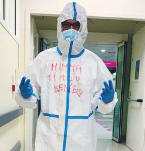 “Mamma ti voglio bene” sulla tuta anti Covid di un infermiere