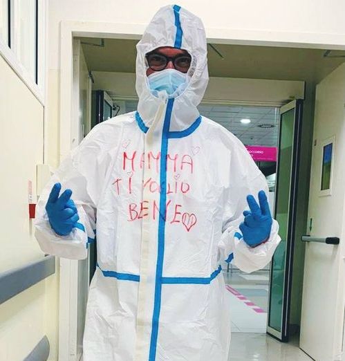 “Mamma ti voglio bene” sulla tuta anti Covid di un infermiere