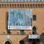 Il Comune di Budrio ringrazia il personale sanitario con un manifesto gigante sul Municipio