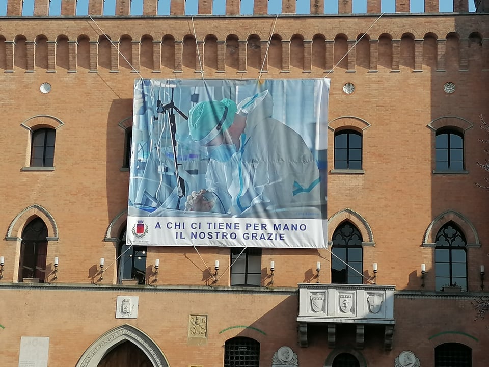 Il Comune di Budrio ringrazia il personale sanitario con un manifesto gigante sul Municipio