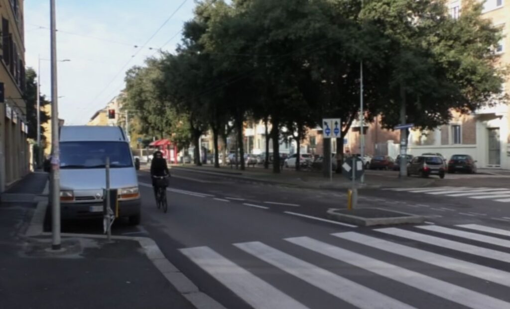 Evade dai domiciliari e scippa una donna