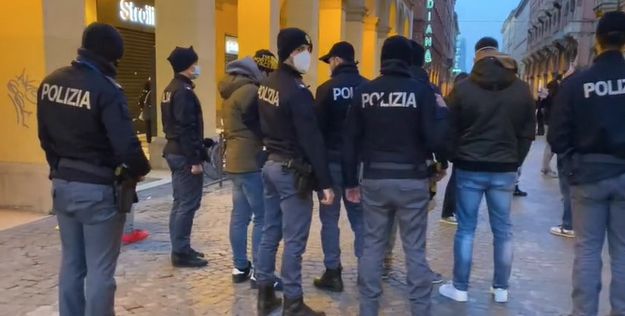 Altre 20 multe per passeggiata ‘no mask’
