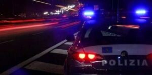 Scappa durante un inseguimento con la polstrada, ma viene investito
