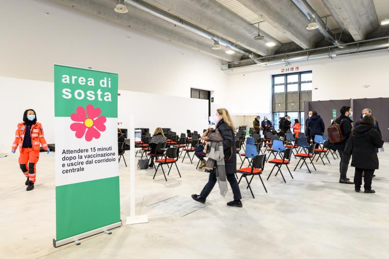 Alla Fiera di Bologna vaccinazioni anche di notte