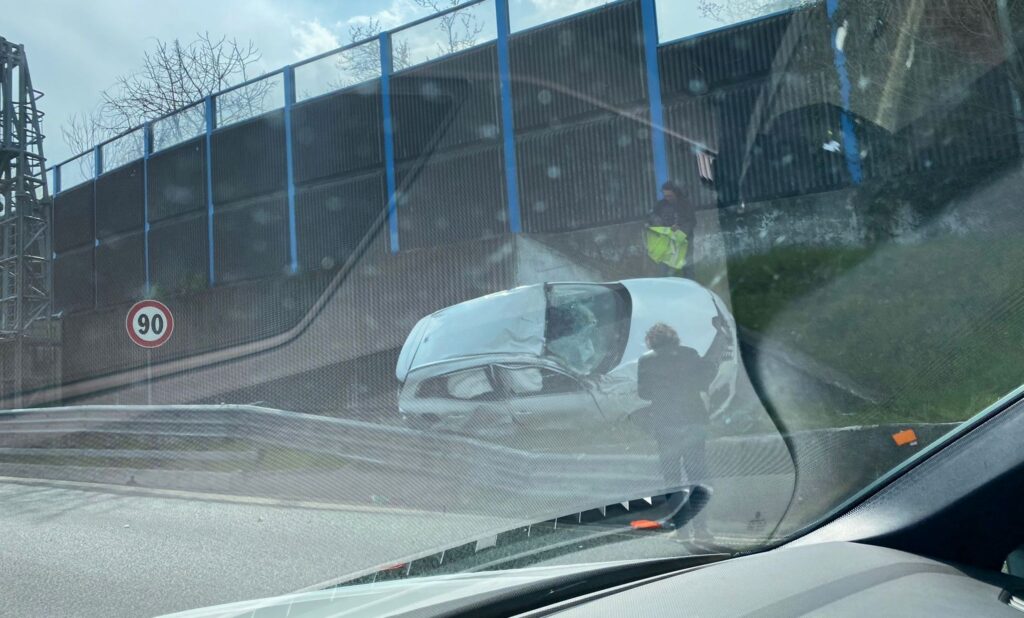 Auto finisce sul terrapieno della tangenziale