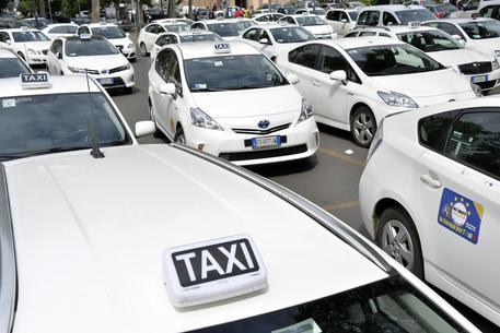 Martedì 28 taxi fermi a Bologna
