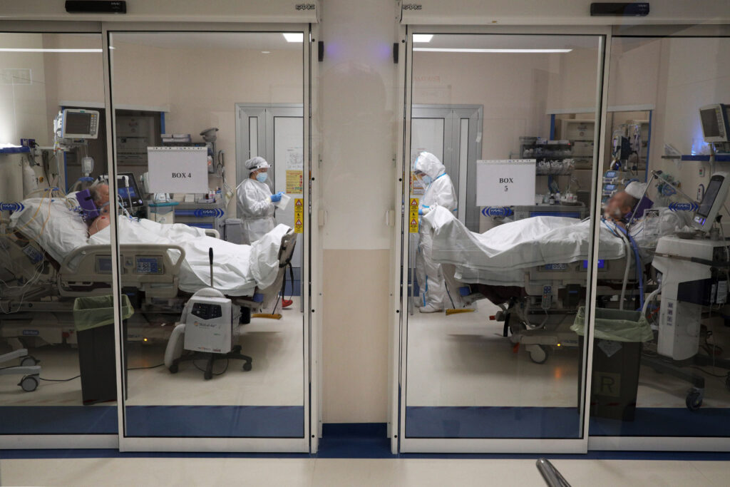 Covid: calano i contagi, picco di ricoveri