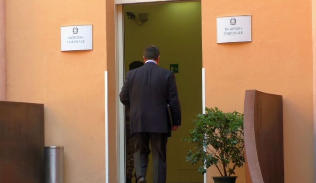 Tenta di entrare in tribunale senza mascherina