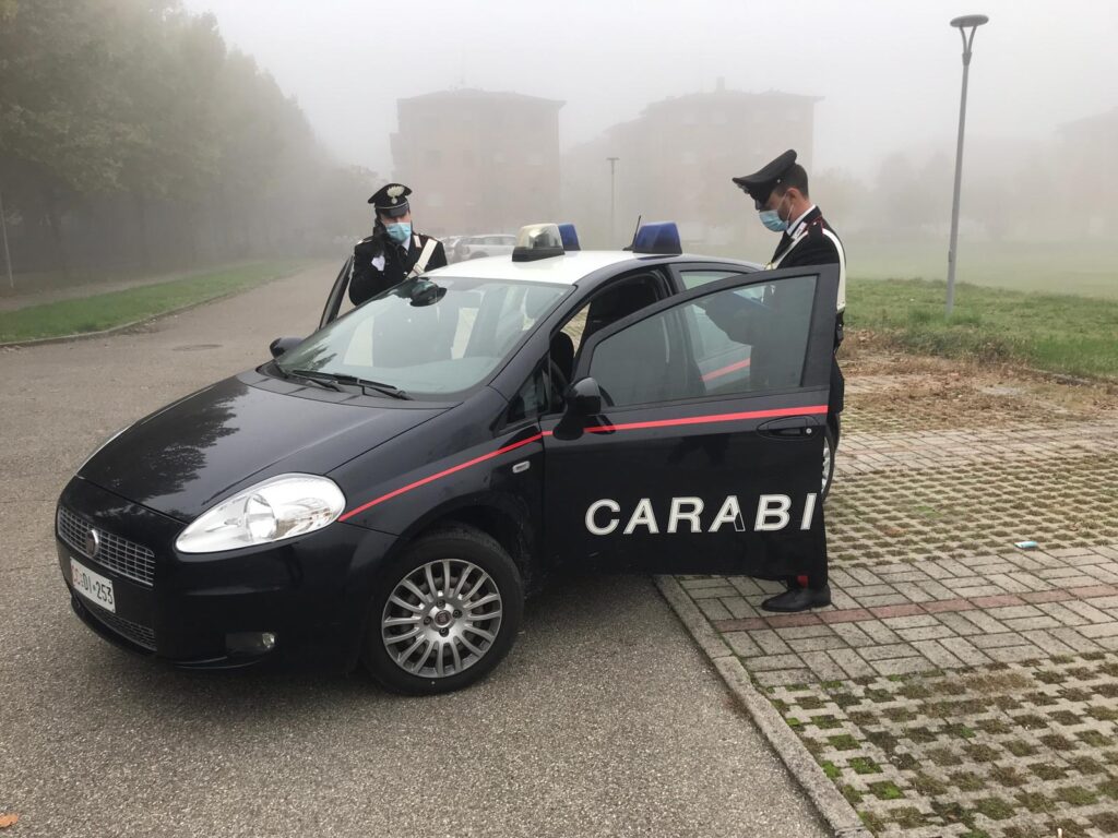 Lasciano la bimba in auto per fare la spesa, denunciati