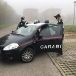 Lasciano la bimba in auto per fare la spesa, denunciati