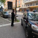 Tunisino denunciato per spaccio, lancia la bilancia dalla finestra