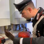 Artigiano muore incastrato nel pozzetto della caldaia di una scuola