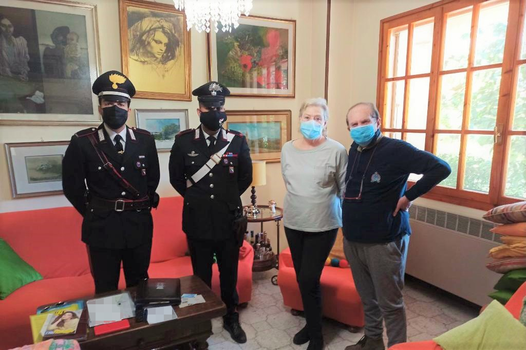 Vaccini: coppia over 70 chiede aiuto a Cc per la prenotazione