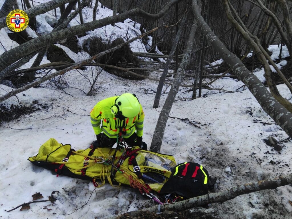 Cade durante escursione in Appennino, grave 22enne
