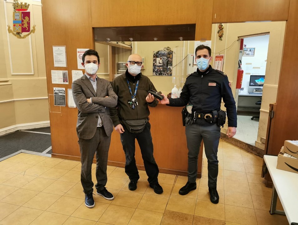 Trova portafogli con 3.500 euro e lo porta alla polizia