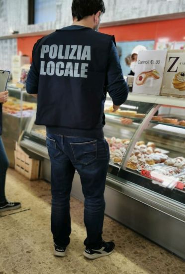 Arancini, pizze e cannoli senza etichetta. 60.000 prodotti sequestrati a Bologna. 4.000 € di multa