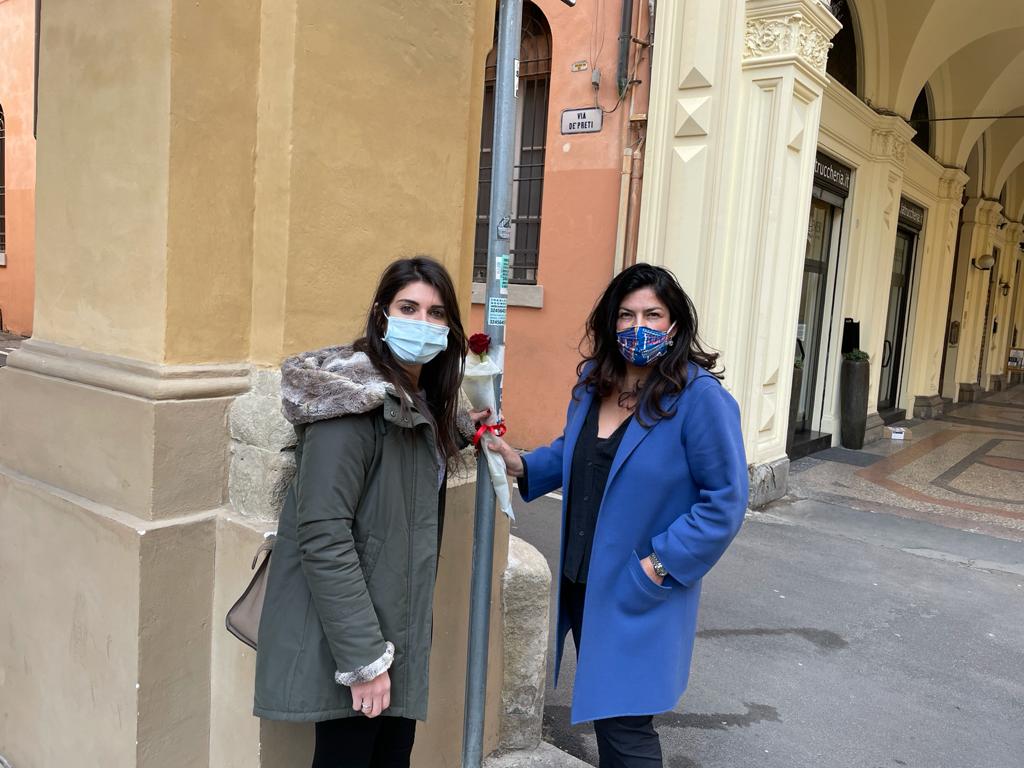 Una rosa nel luogo della violenza. La Lega chiede più sicurezza