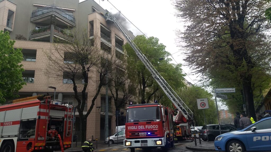 Fiamme in un’abitazione in via Casarini