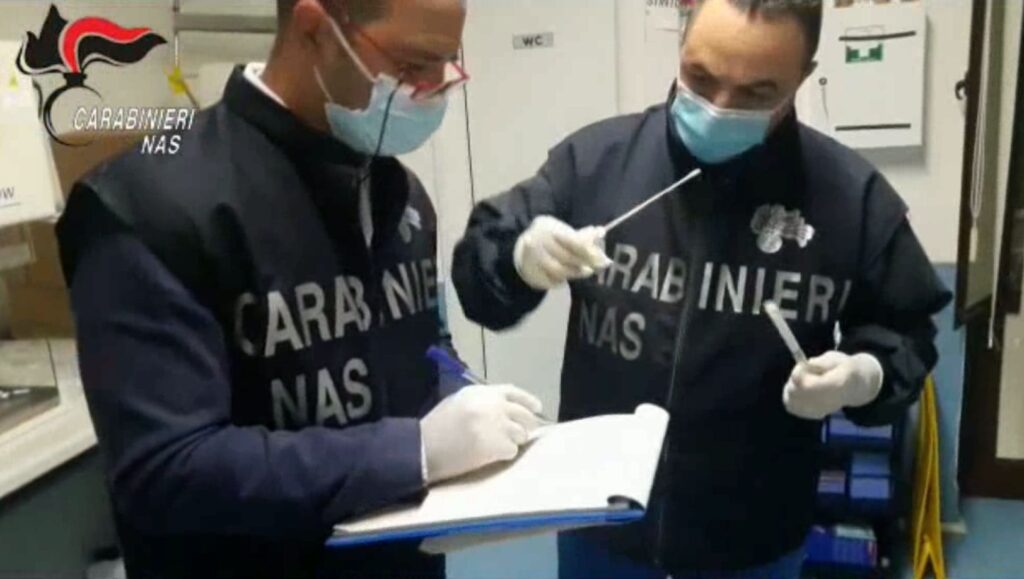 70 kg di formaggio scaduto in una salumeria: sequestro Nas