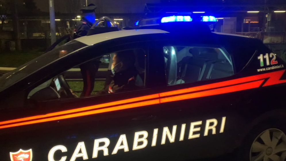 Rompe il naso a una donna con un calcio