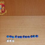 Non risponde ai poliziotti: aveva la bocca piena di dosi di droga