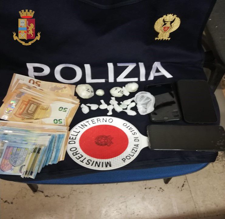 Spaccia cocaina nel parchetto di via Salgari, arrestato