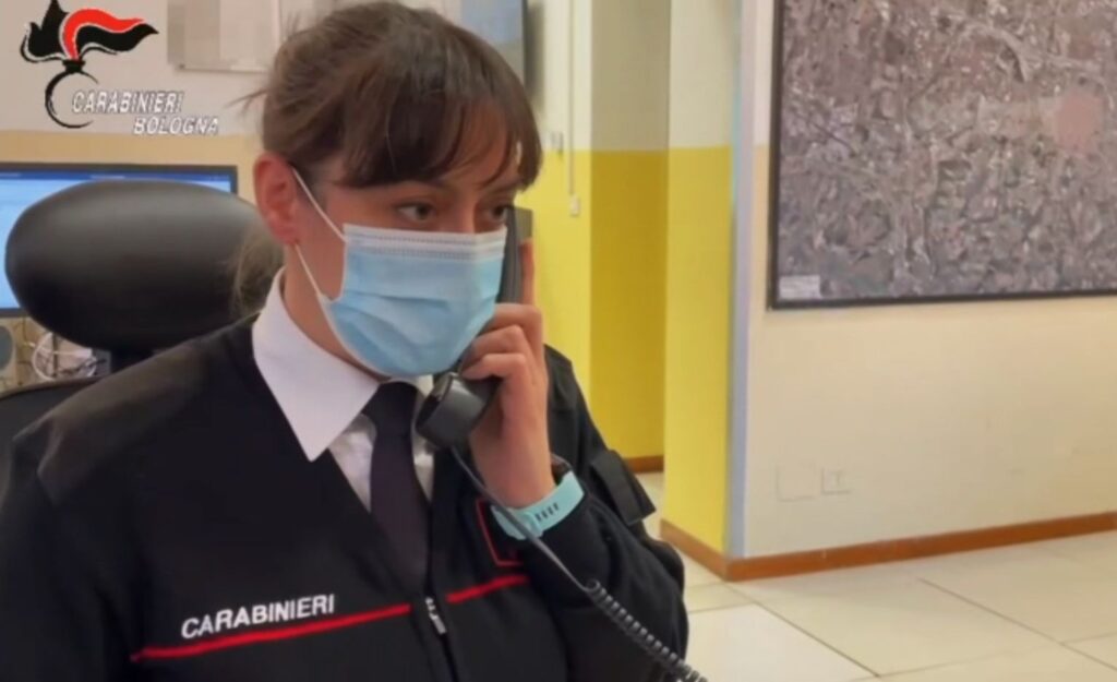 Tenta di adescare ragazzina in chat, ma lei lo smaschera