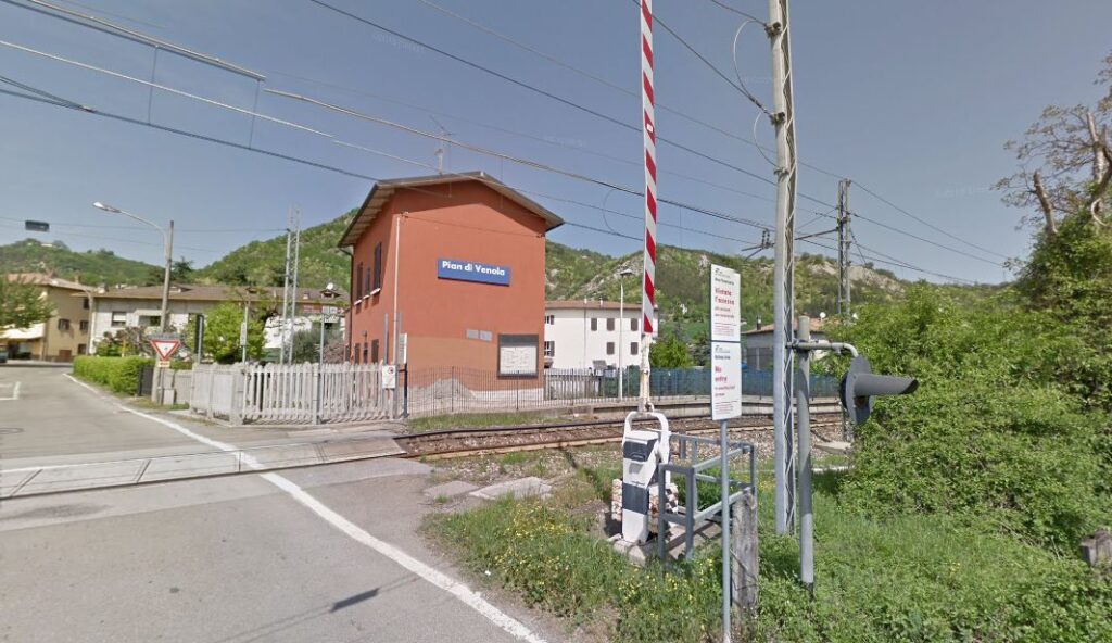 Corre lungo i binari per prendere il treno, investito sulla Porrettana