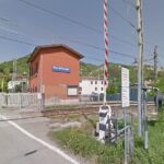 Corre lungo i binari per prendere il treno, investito sulla Porrettana